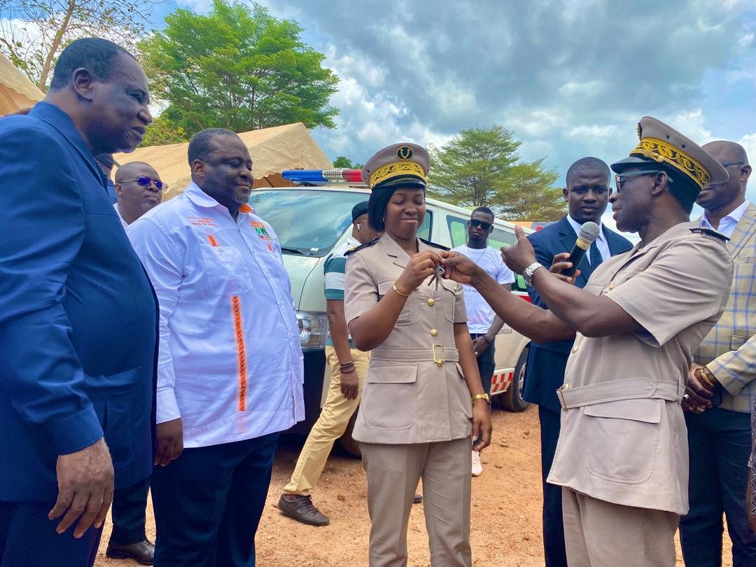 CIV- Moronou : Sur instructions du Président Ouattara, N’guessan Ahondjon offre une ambulance au CSU d’Abongoua