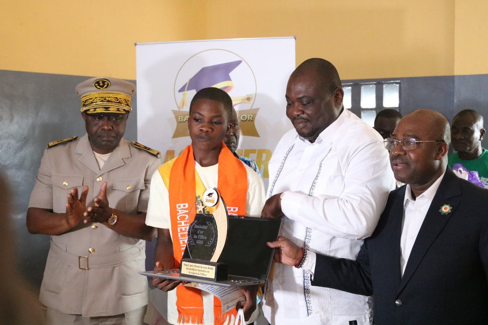 Education/Excellence dans l’Iffou: Le député Olivier Akoto a célébré 21 meilleurs des Bacheliers d’Or 2025, un élève de 15 ans (Série C) remporte le Super Prix HKB