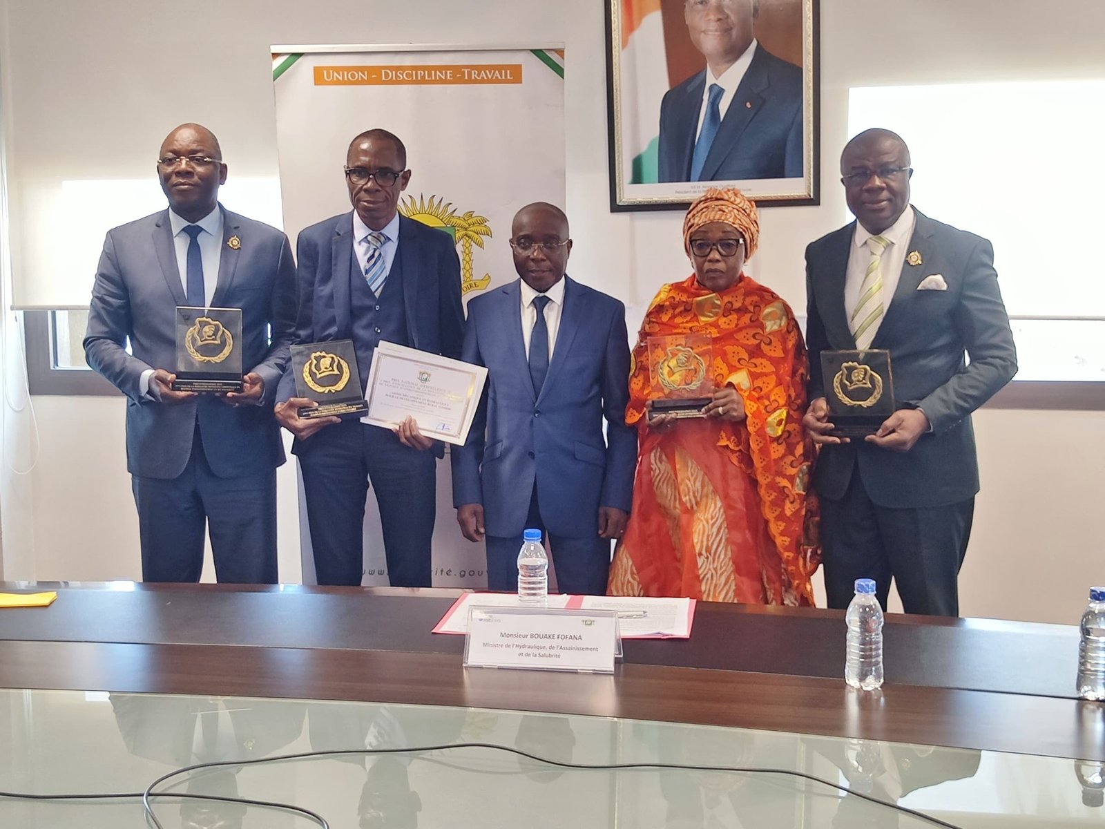 Ministère de la salubrité: Les l𝗮𝘂𝗿𝗲𝗮𝘁𝘀 𝗰𝗹𝗮𝘀𝘀𝗲́𝘀 𝟮𝗲 𝗲𝘁 𝟯𝗲 𝗮𝘂 𝗣𝗿𝗶𝘅 𝗱'𝗘𝘅𝗰𝗲𝗹𝗹𝗲𝗻𝗰𝗲 ont reçu leurs trophées