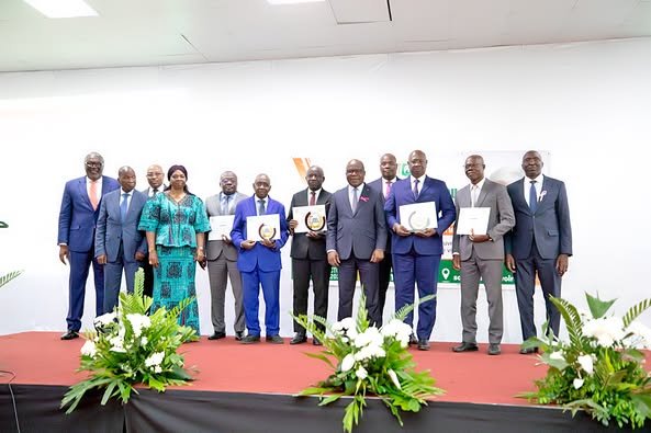 Côte d’Ivoire : 𝐏𝐫𝐢𝐱 𝐏𝐢𝐞𝐫𝐫𝐞 𝐃𝐢𝐦𝐛𝐚 𝐝𝐞 𝐥’𝐄𝐱𝐜𝐞𝐥𝐥𝐞𝐧𝐜𝐞 𝐞𝐭 𝐝𝐮 𝐌𝐞́𝐫𝐢𝐭𝐞 𝐏𝐫𝐨𝐟𝐞𝐬𝐬𝐢𝐨𝐧𝐧𝐞𝐥, cinq 𝐃𝐢𝐫𝐞𝐜𝐭𝐞𝐮𝐫𝐬 𝐂𝐨𝐨𝐫𝐝𝐨𝐧𝐧𝐚𝐭𝐞𝐮𝐫𝐬 𝐝𝐞𝐬 𝐏𝐫𝐨𝐠𝐫𝐚𝐦𝐦𝐞𝐬 𝐝𝐞 𝐒𝐚𝐧𝐭𝐞́ 𝐝𝐢𝐬𝐭𝐢𝐧𝐠𝐮𝐞́𝐬