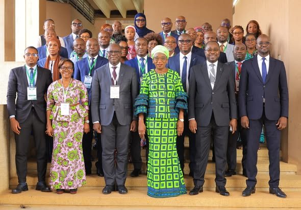 Côte d’Ivoire : L’𝐇𝐚𝐫𝐦𝐨𝐧𝐢𝐬𝐚𝐭𝐢𝐨𝐧 𝐝𝐞𝐬 𝐍𝐨𝐫𝐦𝐞𝐬 𝐝𝐞 𝐐𝐮𝐚𝐥𝐢𝐭𝐞́ 𝐝𝐮 𝐒𝐞𝐫𝐯𝐢𝐜𝐞 𝐏𝐮𝐛𝐥𝐢𝐜 au centre d’un atelier à Abidjan