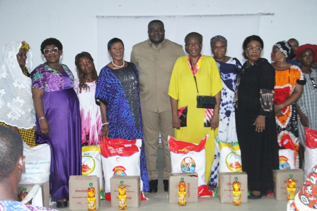 Agboville/Actions sociales : Au nom de Pierre Dimba, Awassa Abdul offre des vivres à 300 familles