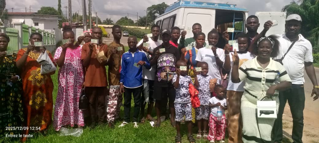 Côte d’Ivoire : Assangbadji (Akoupé), l’appui logistique de Valérie Yapo facilite l’accès de plus d’une quarantaine de personnes à la carte CMU