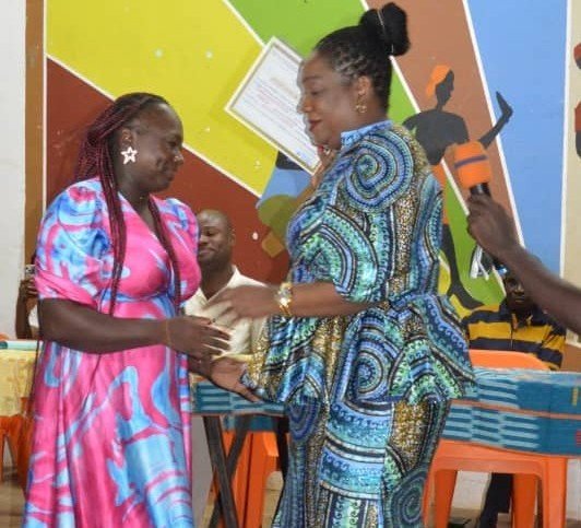 Côte d’Ivoire : Akoupé, Valérie Yapo apporte un appui important à une association coopérative de femmes