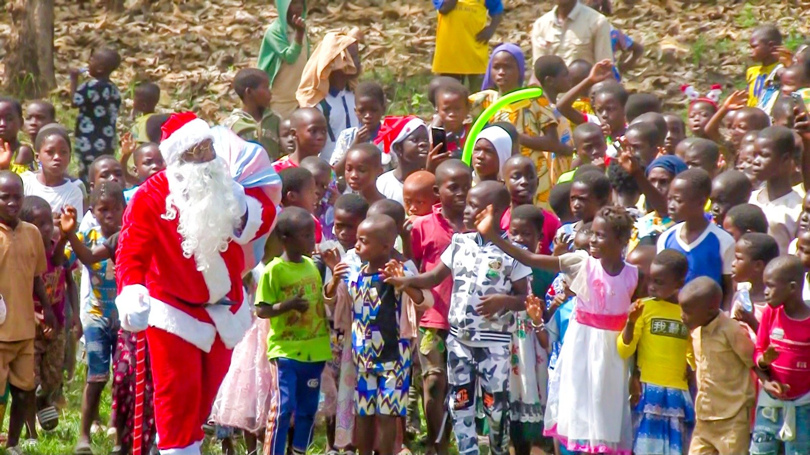 CIV/Arbre de Noël 2025 à Raviart (Didiévi) : Patricia Ahoussou cadeaute 1000 enfants et célèbre 743 meilleurs élèves