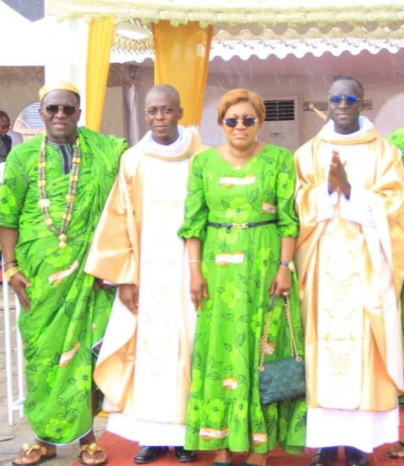 CIV-Attécoubé/Messe de prémices : Le couple Danho aux côtés des Révérends Pères Boris Adiko et Richard Koutouan