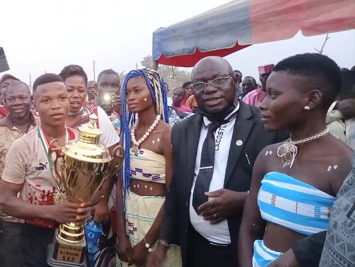 Bonon: Le délégué Kouadio Denis explique «Bédié le bâtisseur» aux jeunes