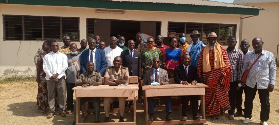 Marahoué : Le Conseil régional fait don de 900 tables-bancs, le préfet met les parents d’élèves devant leur responsabilité