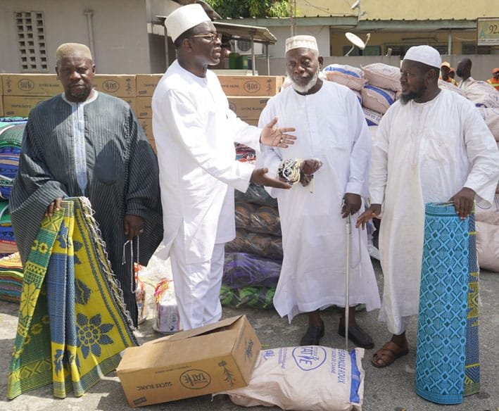 Attécoubé/Ramadan: Danho Paulin offre 10 tonnes de sucre et plusieurs objets de piété aux musulmans