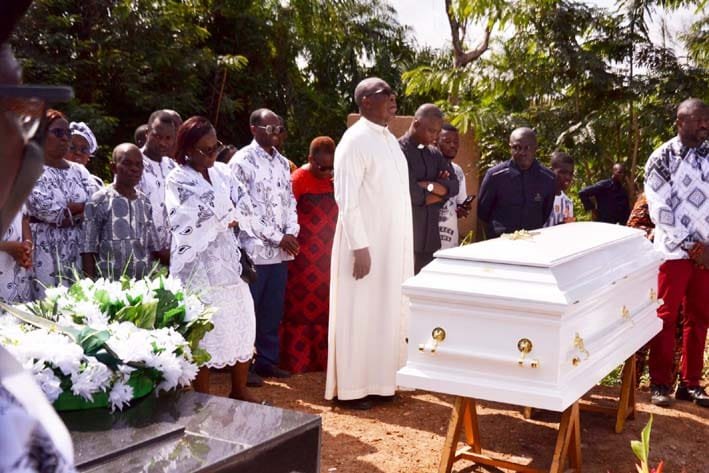 Obsèques de la mère de Guikakué: Ce qui s’est passé à la levée du corps, à la messe de requiem et à l’inhumation