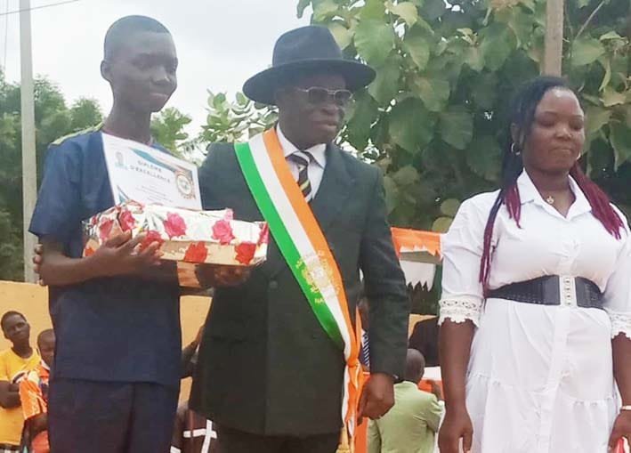 Célébration des 62 ans de la Côte d’Ivoire à Bonon (Bouaflé): Le préfet Ogou Claude YAPI rend hommage au député Alexis Trazié