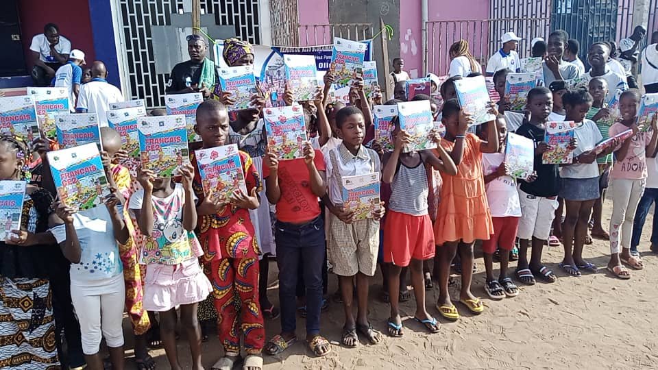 Rentrée scolaire 2022-23: Depuis les USA, Julius Béké offre 300 kits scolaires aux écoliers d’Attécoubé