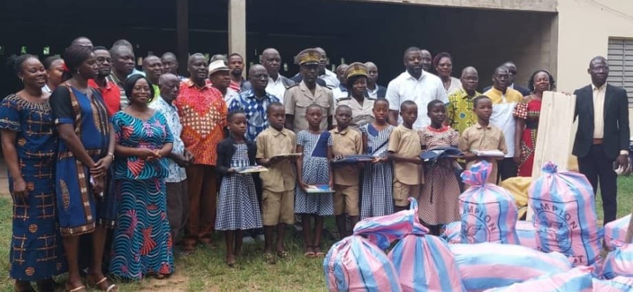 M’bahiakro : Raphael Diamala soulage 20 écoles en tables-bancs et 1200 élèves en kits scolaires
