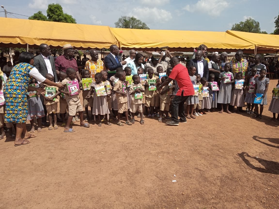 Amélioration du système éducatif ivoirien: 7875 livres de lecture et de mathématiques distribués à Tié-N’diékro