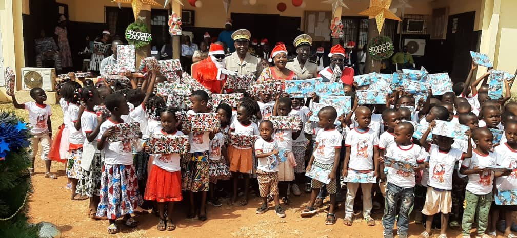 Ouellé/ Noël 2022 : Raymonde Goudou Coffie récompense les meilleurs élèves et couvre 300 enfants de cadeaux