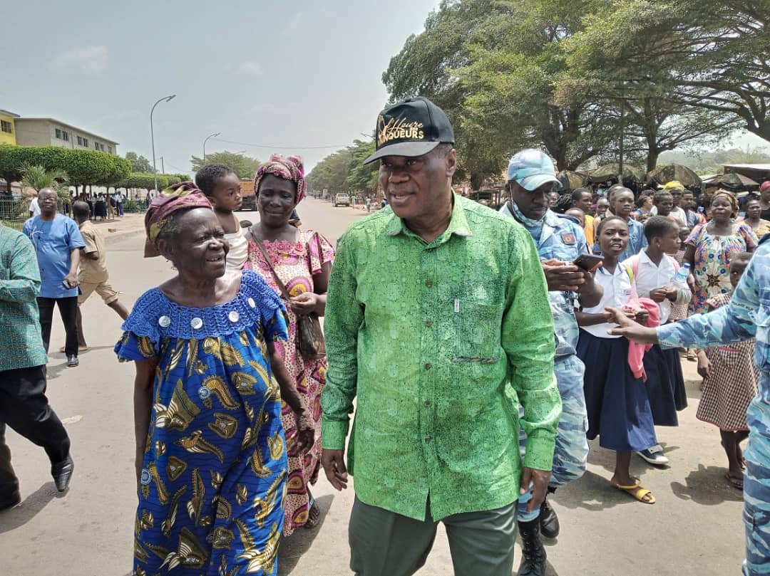 Yamoussoukro: Le maire Gnrangbé communie avec les femmes du petit marché de N’Zuessy
