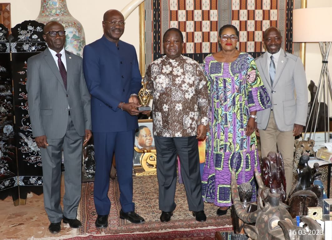 Daoukro: Traoré Adam-Kolia présente son prix de meilleur président de Conseil régional au président Bédié