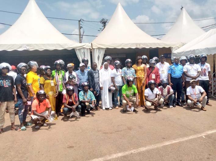 Daoukro/FICAD-18 et le civisme routier: Akoto Olivier offre des casques de moto à des leaders d'opinion