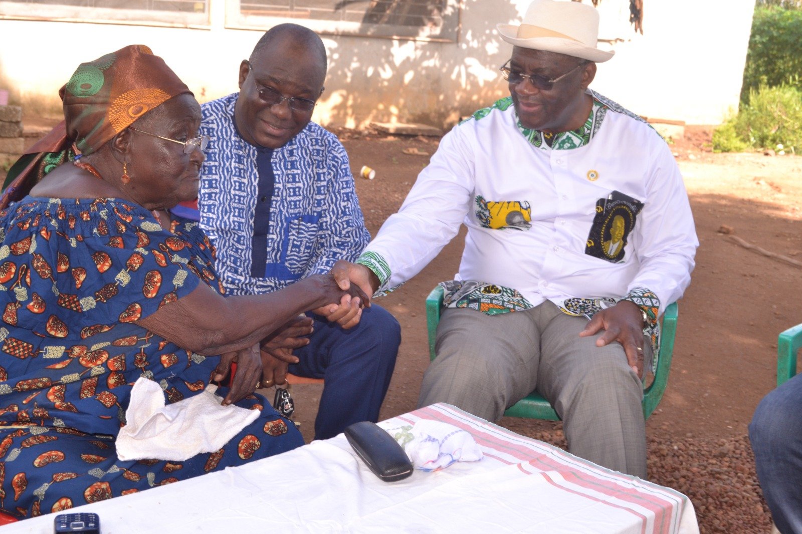 Grand-Lahou : Guikahué visite la mère de Djaya Jean et pose une gerbe de fleurs sur la tombe d’Arsène Assouan Usher