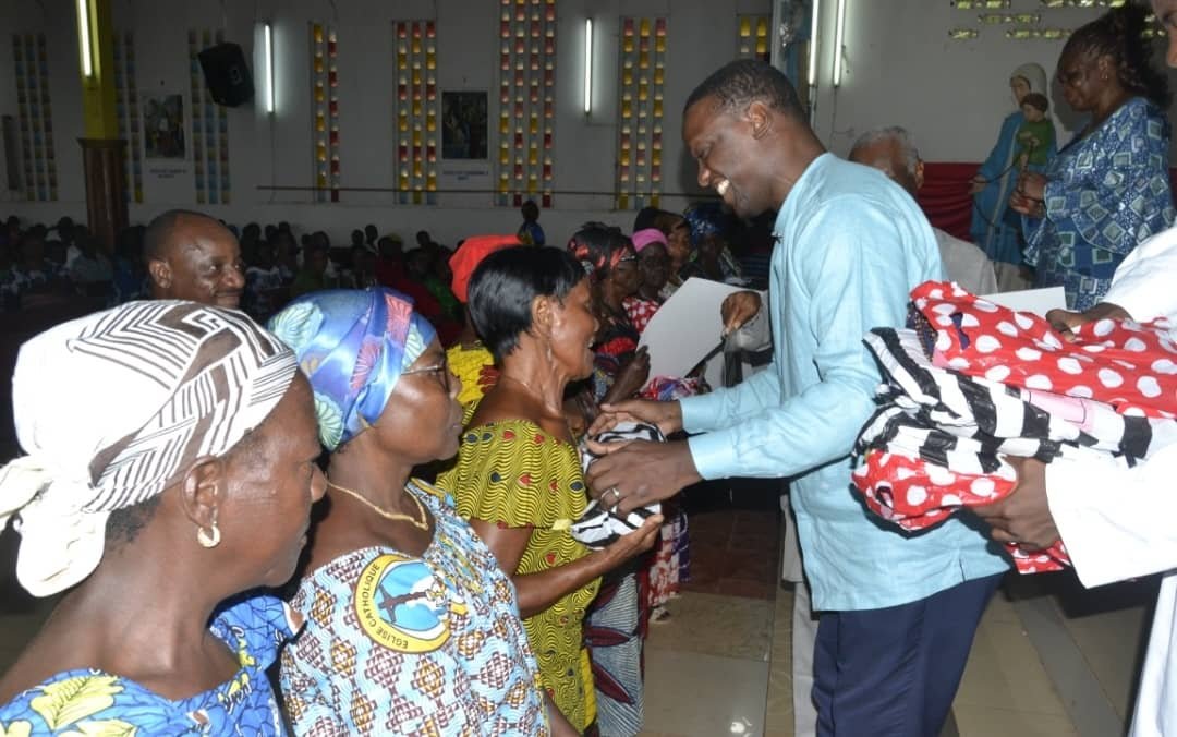 Fête des mères à Gagnoa: Johann Djédjé couvre des veuves musulmanes et chrétiennes de cadeaux