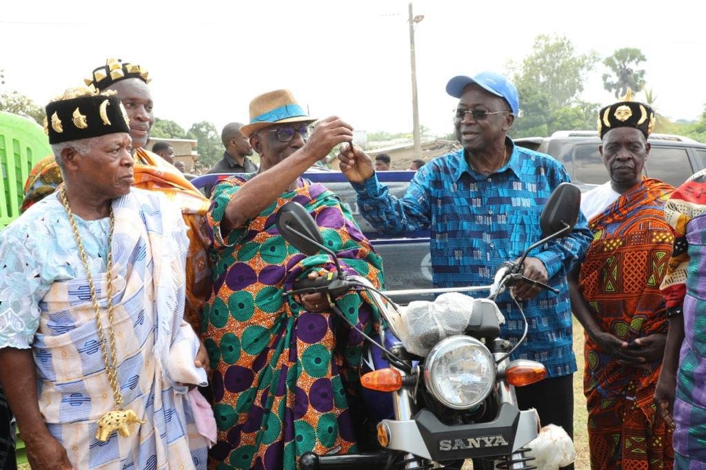Régionales dans le Bélier: Ahoussou Jeannot fait d’importantes promesses et des dons aux populations de la tribu Kpodjou (Tiébissou)