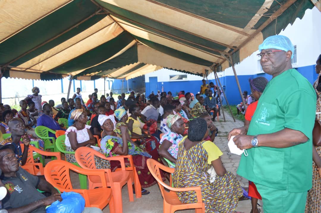 Action sociale : Le maire de Daoukro, Djè Koffi Aubin, vole au secours de 184 malades démunis de la commune