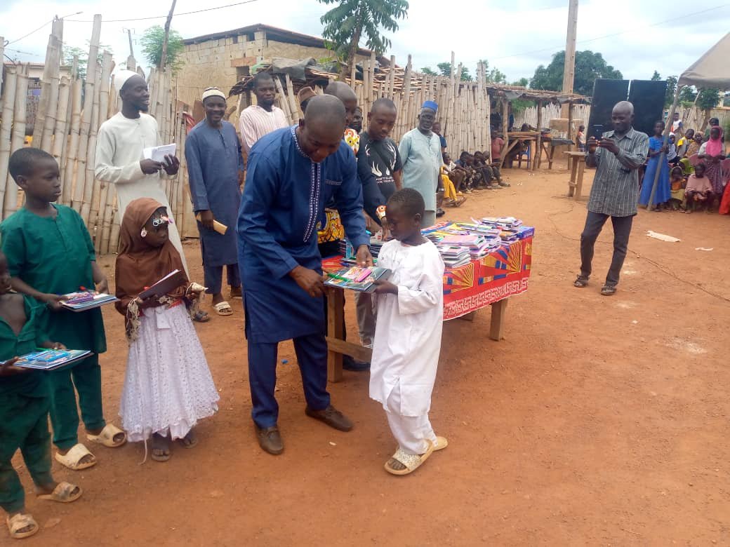 Ouellé/École coranique : Dr Ya Raphaël remet des kits scolaires aux meilleurs élèves