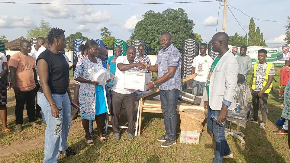 M’bahikro: Diamala Raphaël équipe entièrement la maternité de Kouassikro et offre plus de 1000 chaises à plusieurs villages