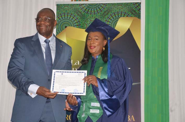 UCAO : 16 nouveaux médiateurs professionnels dont Kakou Guikahué Lyne Epse YAO ont reçu leurs diplômes