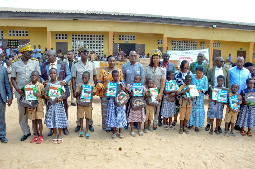 Toumodi/Soutien scolaire: Raymonde Goudou distribue plus de 1500 kits scolaires et soulage des parents d’élèves