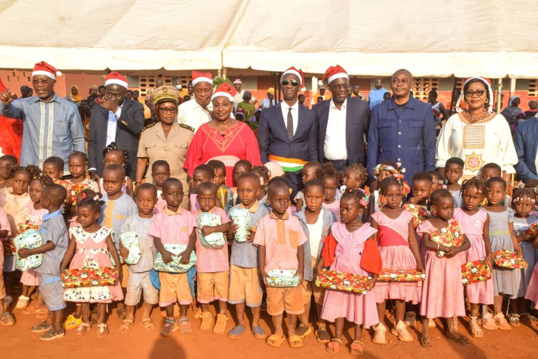 Arbre de Noël à Kokoumbo: Dr Raymonde Goudou Coffie "gâte" 300 enfants