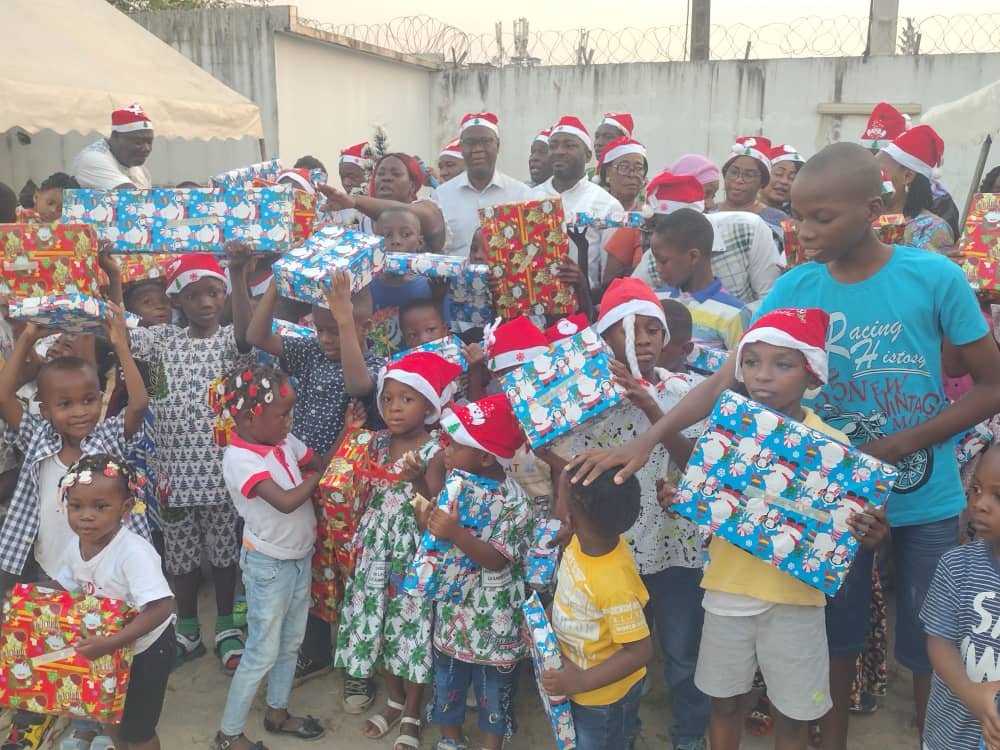 Noël à Yopougon : Les AMIS-SG PDCI-RDA célèbrent et cadeautent 300 enfants des secrétaires généraux de section