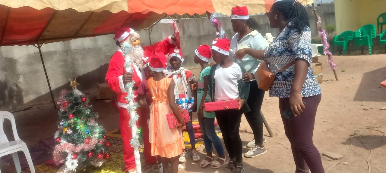 Noël 2023 dans le Bélier: Le Président Raymond Konan cadeaute 201 enfants