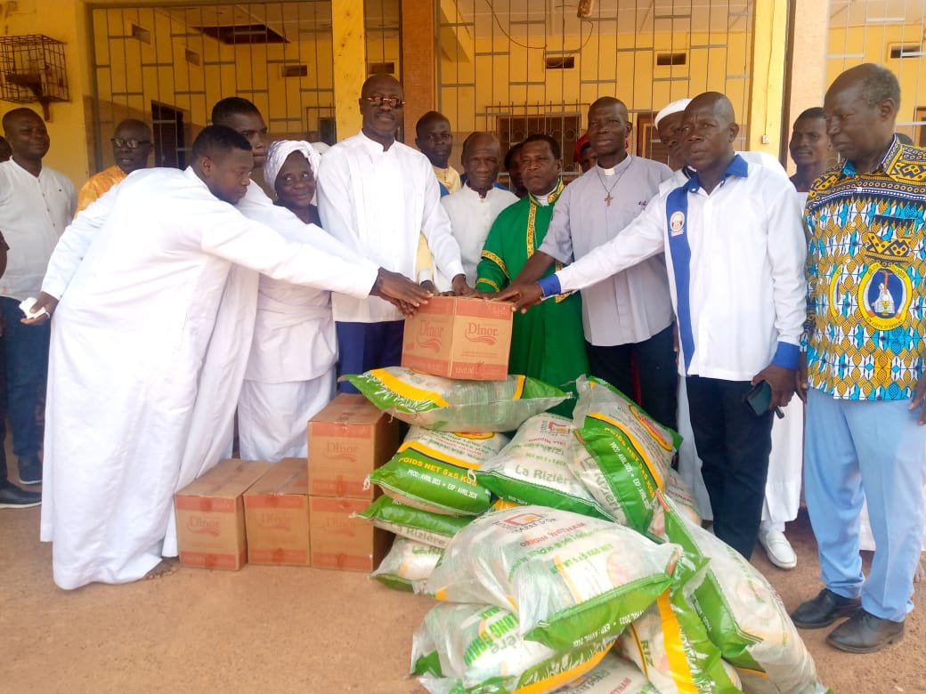 Daoukro (Iffou)/Carême chrétien: Traoré Adam-Kolia remet du riz et de l'huile à la communauté chrétienne