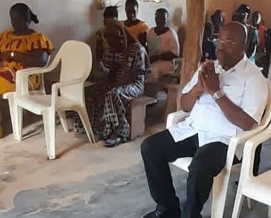 Ananda (Iffou) / Pâques 2024 : Le député Akoto Olivier prie avec ses parents à Allokokoffikro, son village paternel