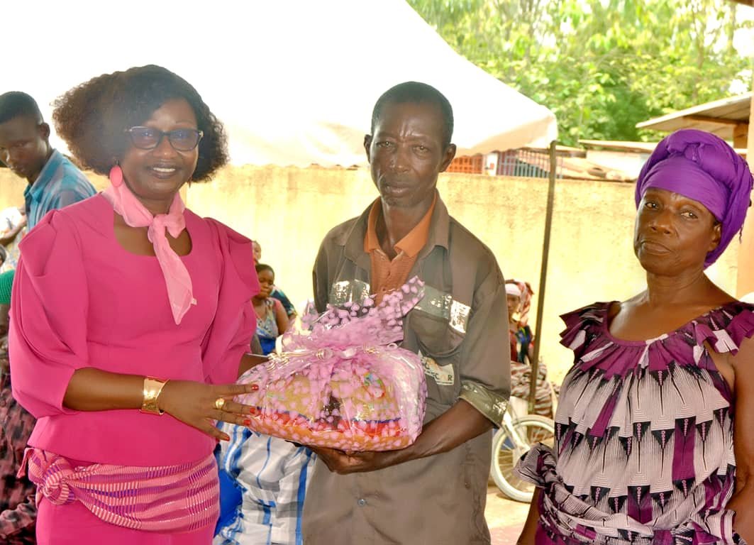 Dons de l'ONG TALOUABA aux familles démunies de Toumodi: Koffi Edoukou Marie Thérèse, présidente de l'ONG, donne la portée de son geste