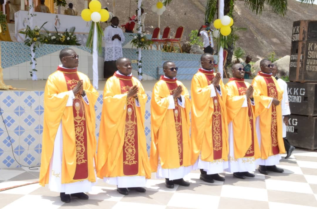 Yamoussoukro : Après la résurrection du Christ, le diocèse ressuscite avec 6 nouveaux prêtres, Mgr Joseph Aka leur parle…