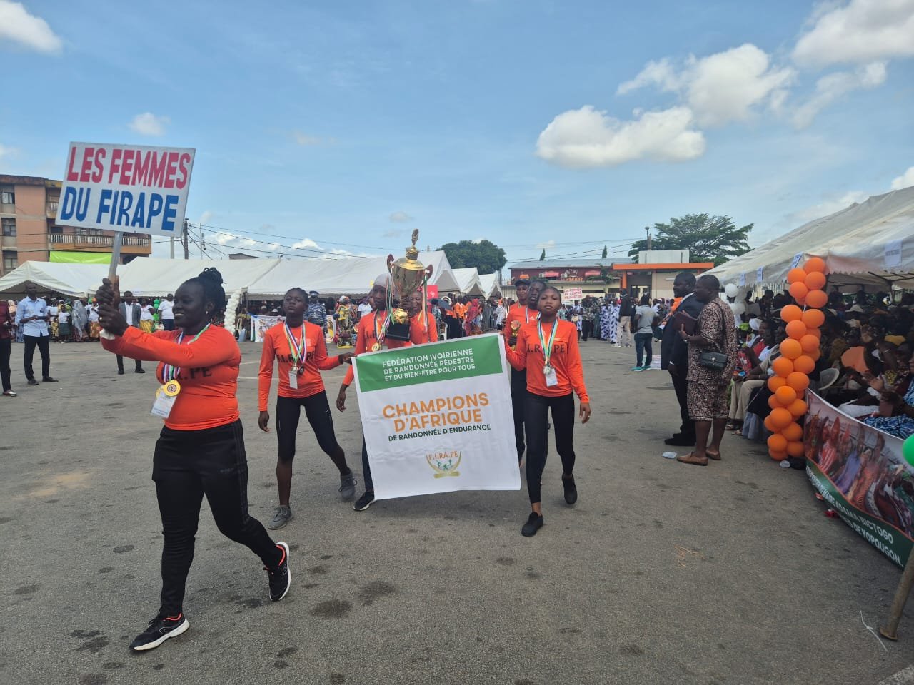 Fête des mères à Yopougon: Les athlètes de la FIRAPE, fraichement médaillées d’or  à Kigali, ont volé la vedette à tous les groupes