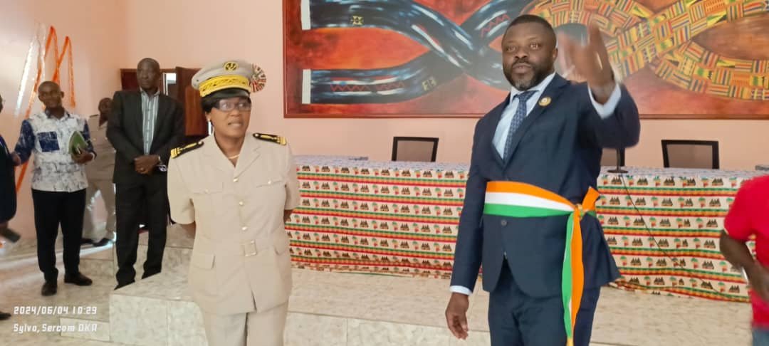 M'bahiakro (Iffou) : Le maire Diamala Raphael fait visiter les services de la mairie au nouveau préfet (images)