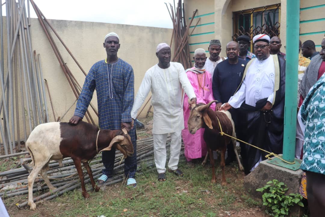 Tabaski 2024 à Daoukro : Tidjane Thiam (PDCI) «apporte un soutien symbolique avec 2 Béliers» à la communauté musulmane, l’Imam ému…