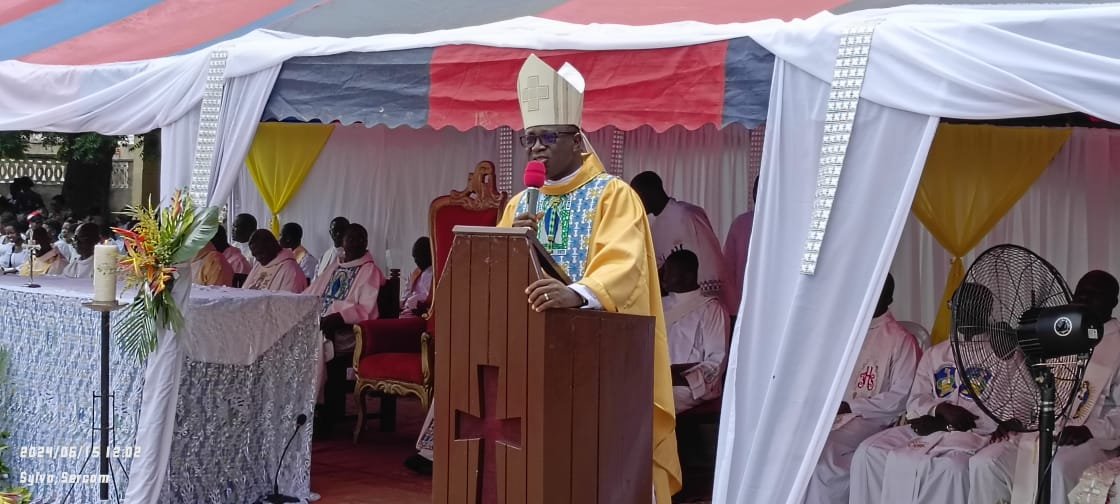 75 ans de la PNDP : "Jésus-Christ est venu à M’bahiakro depuis 75 ans", selon Mgr Jacques Assanvo Ahiwa… Diamala Raphaël aux côtés des fidèles chrétiens 