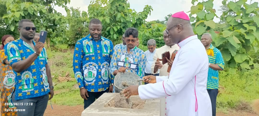 M'bahiakro /75 ans de la PNDP : MGR Jacques Assanvo Ahiwa pose la 1ere pierre d’une seconde Paroisse