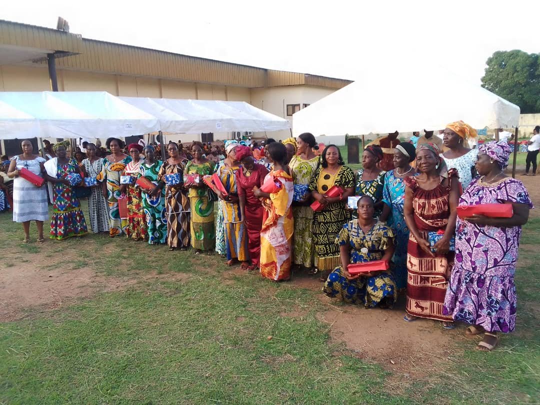Fêtes des mères à Tiébissou : Le Maire Brou Vincent cadeaute 300 femmes