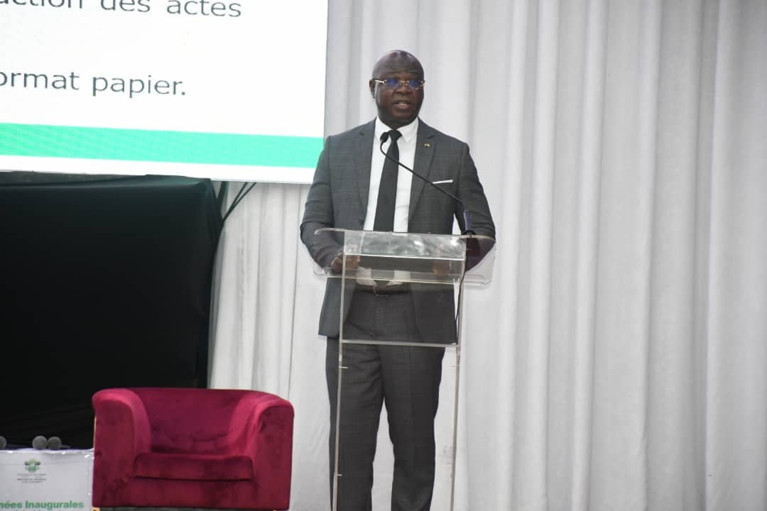Yamoussoukro : Bessin Antoine a présenté l'implémentation de la signature électronique sur les procès-verbaux de délibération...