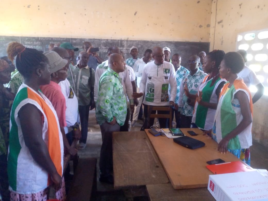 M'bahiakro (Iffou) / RLE : Le sénateur Kouadio Kpli Delphin lance l'opération dans le District des Lacs