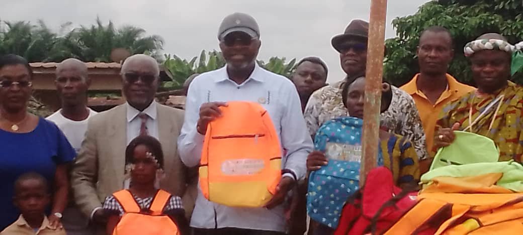 CIV/Soutien à la scolarisation: Abel Botchi soulage des parents d’élèves avec 500 kits scolaires à Biasso