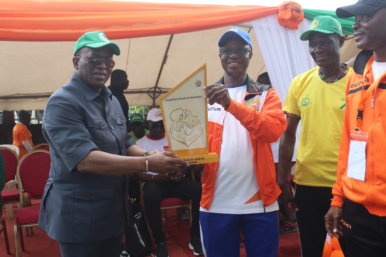 CIV/Apothéose de la CAR 24 : Le ministre Danho Paulin remet le trophée au Bénin