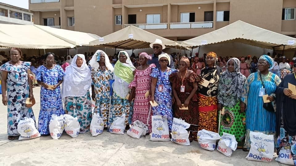 CIV/Journée de la solidarité à Attécoubé: 4000 veuves reçoivent des kits alimentaires de Danho Paulin