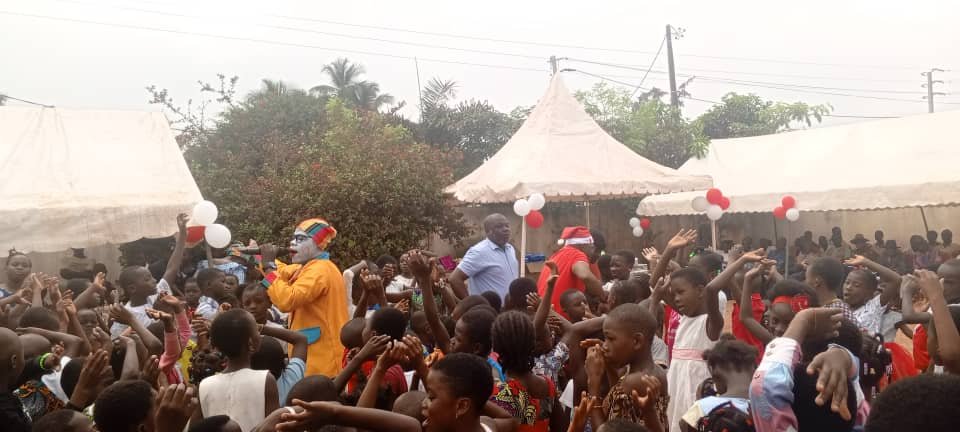 CIV/Arbre de Noël à Toumodi : Le Maire Koné Idrissa comble 500 enfants de cadeaux