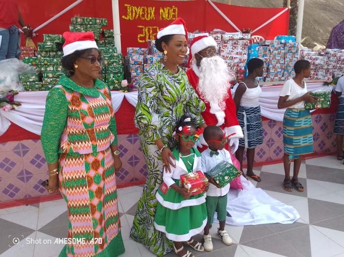 Raviart/Célébration de l'arbre de Noël: Patricia Ahoussou couvre les meilleurs élèves de la Sous-préfecture de cadeaux